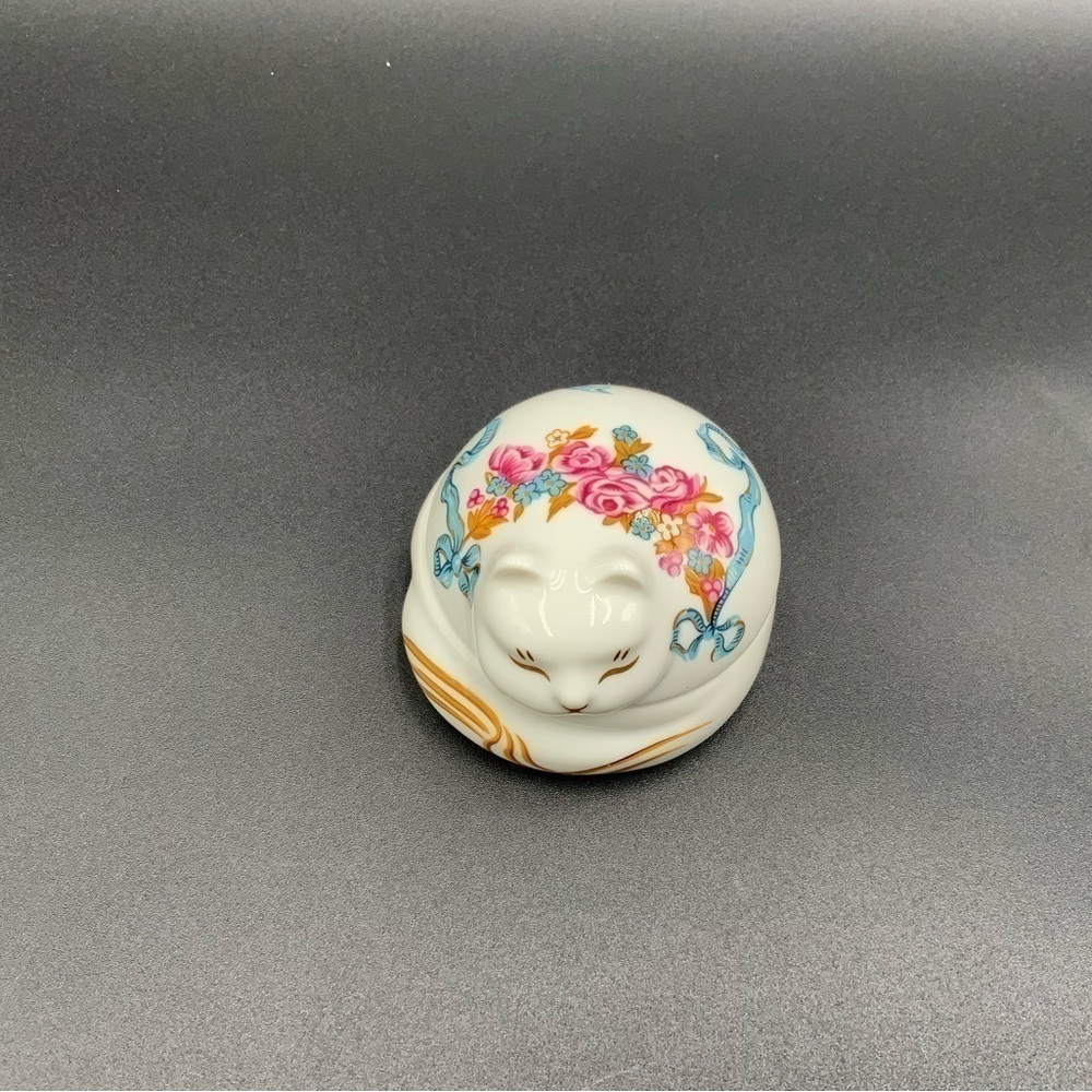 Vtg Round Porcelain Cat  Lidded Trinket Box  Made In Japan For Elizabeth Arden - Picture 2 of 9
